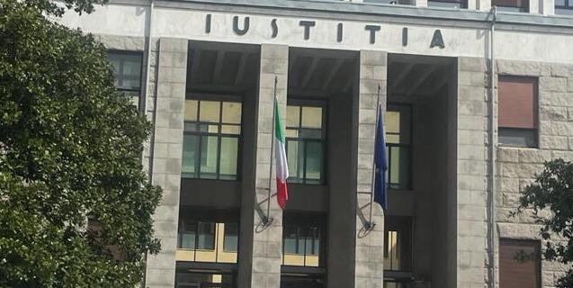 L’esterno del tribunale a Pisa