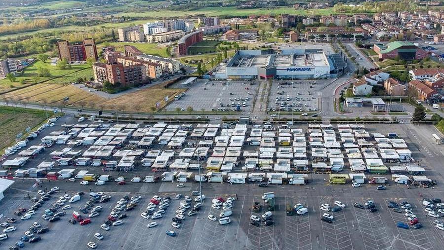 In piazza del Mercato sarà allestito il Vespa Village