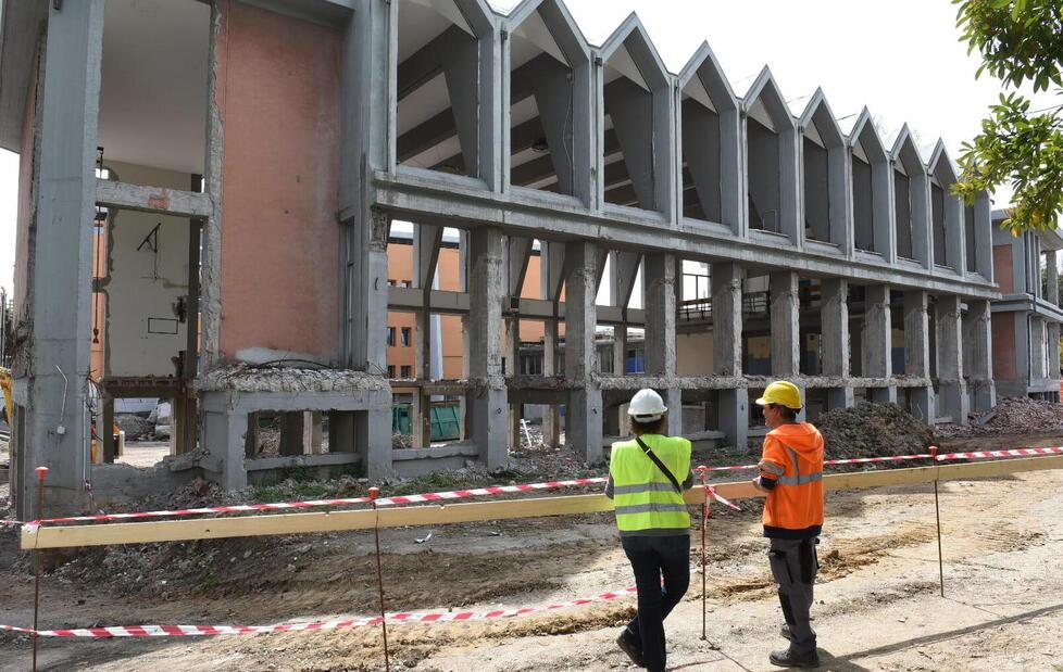Lo “scheletro” della palestra del Carrara con la caratteristica struttura a guglie
