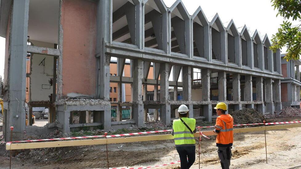 Lo “scheletro” della palestra del Carrara con la caratteristica struttura a guglie