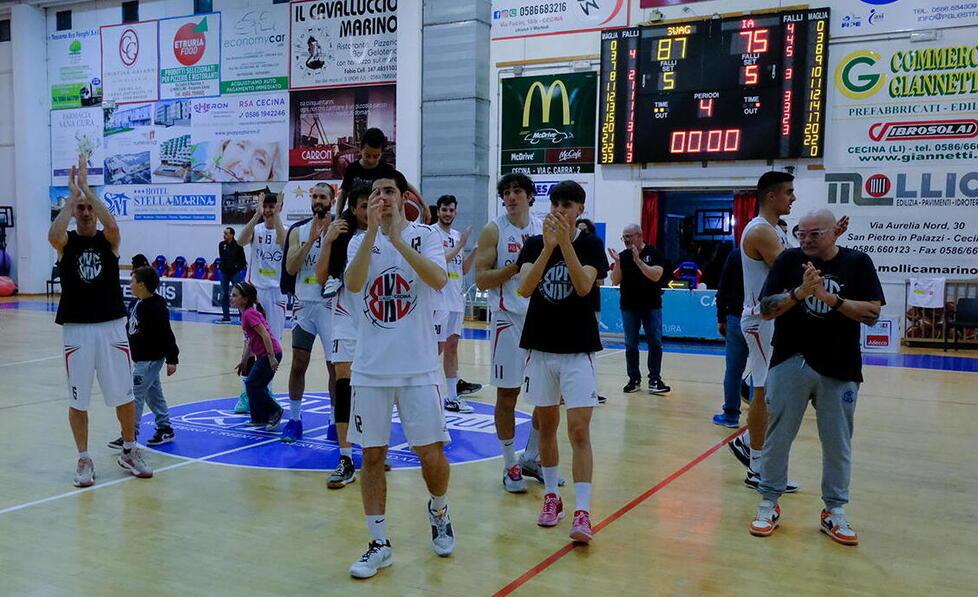 La squadra rossoblù esulta dopo la vittoria contro la Riso Scotti Pavia (foto Michele Falorni/Silvi)