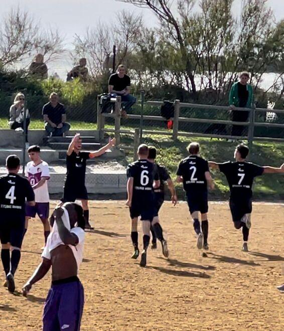 Nella foto qui sopra la gioia dei giocatori del Vada dopo la vittoria per 3-0 sulla Volterrana sul terreno di casa del Campo del Mare (foto Andrea Callai)