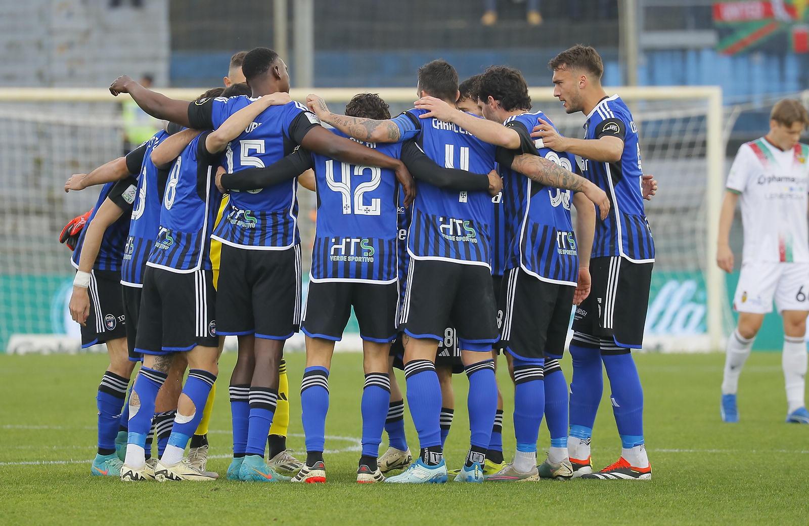 L’abbraccio tra i giocatori nerazzurri prima dell’inizio della partita interna contro la Ternana (foto Muzzi)
