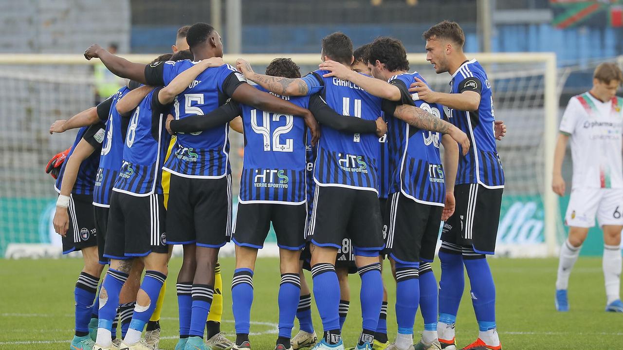 L’abbraccio tra i giocatori nerazzurri prima dell’inizio della partita interna contro la Ternana (foto Muzzi)