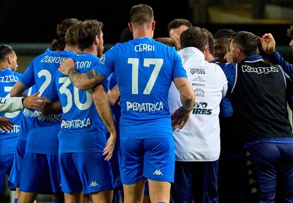 L’abbraccio dei giocatori dell’Empoli al termine della partita contro il Torino vinta dagli azzurri per 3-2 (Foto Empoli Fc)