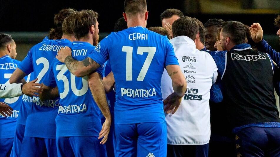 L’abbraccio dei giocatori dell’Empoli al termine della partita contro il Torino vinta dagli azzurri per 3-2 (Foto Empoli Fc)