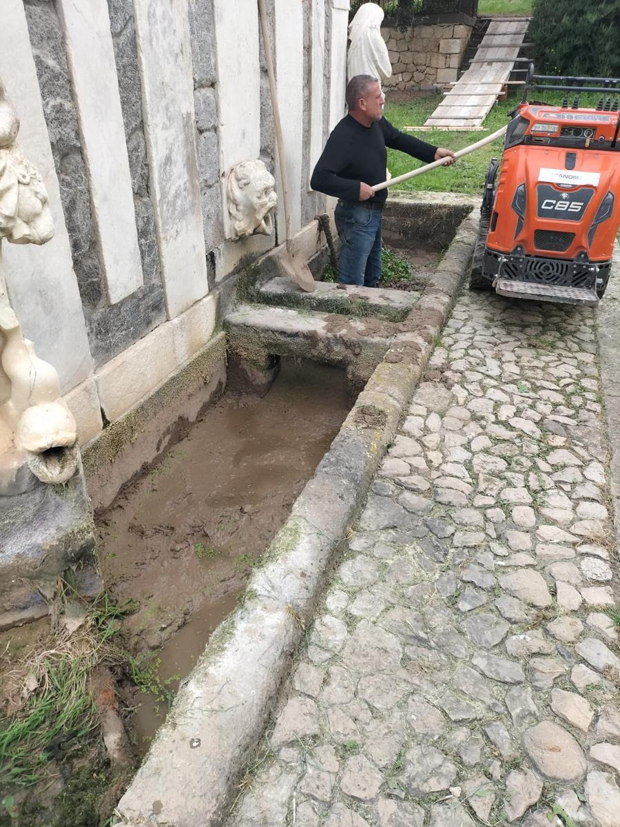 Sassari, pulizie di primavera nella fontana del Rosello