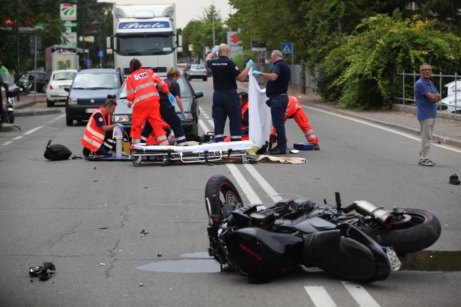 
	L'intervento dei soccorritori per un incidente che ha coinvolto una moto (immagine di repertorio)

