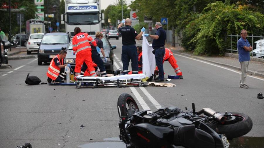 L'intervento dei soccorritori per un incidente che ha coinvolto una moto (immagine di repertorio)