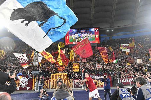 
	Gianluca Mancini con la bandiera "laziale"


