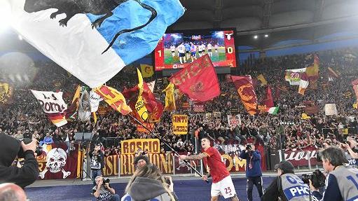 
	Gianluca Mancini con la bandiera &quot;laziale&quot;

