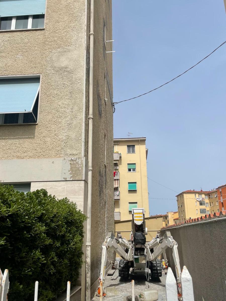Livorno, cade con la piattaforma aerea mentre lavora: ferito un operaio