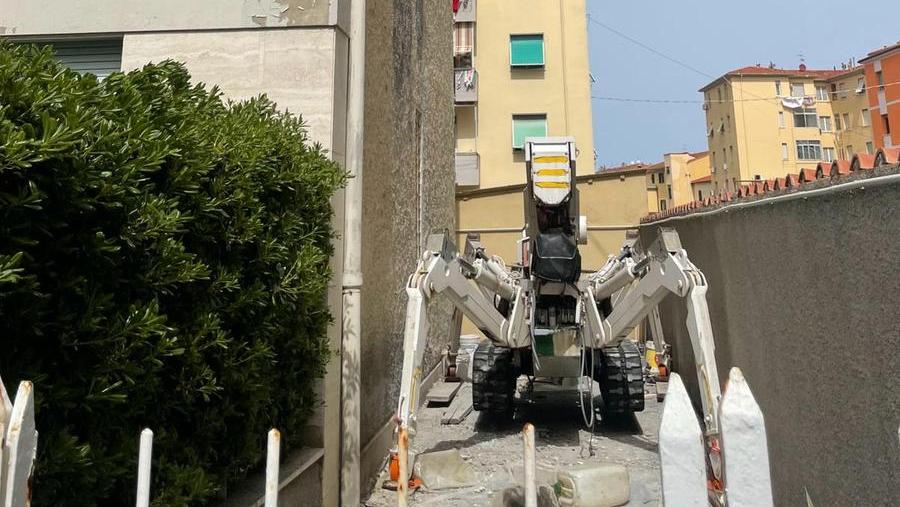 Livorno, cade con la piattaforma aerea mentre lavora: ferito un operaio