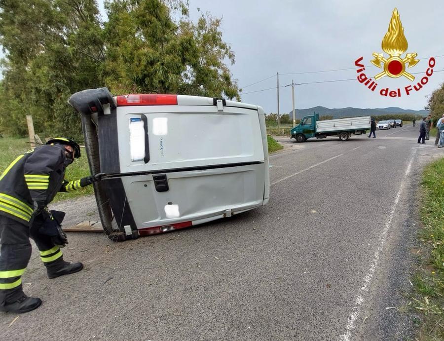 Alghero, un furgone si ribalta sulla strada per Porto Ferro dopo lo scontro con un camion