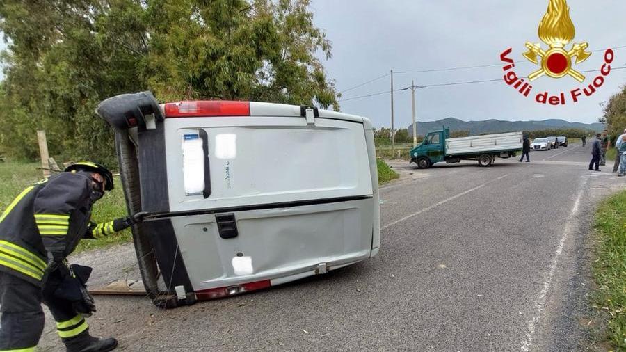 Alghero, un furgone si ribalta sulla strada per Porto Ferro dopo lo scontro con un camion