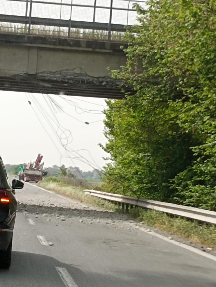 Superstrada, caduta calcinacci e ferri dal ponte al km 42 in direzione Ferrara