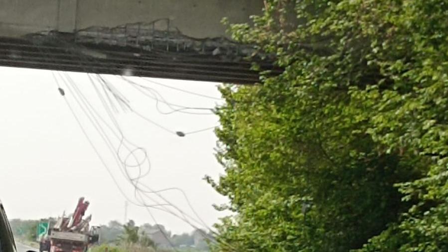 Superstrada, caduta calcinacci e ferri dal ponte al km 42 in direzione Ferrara