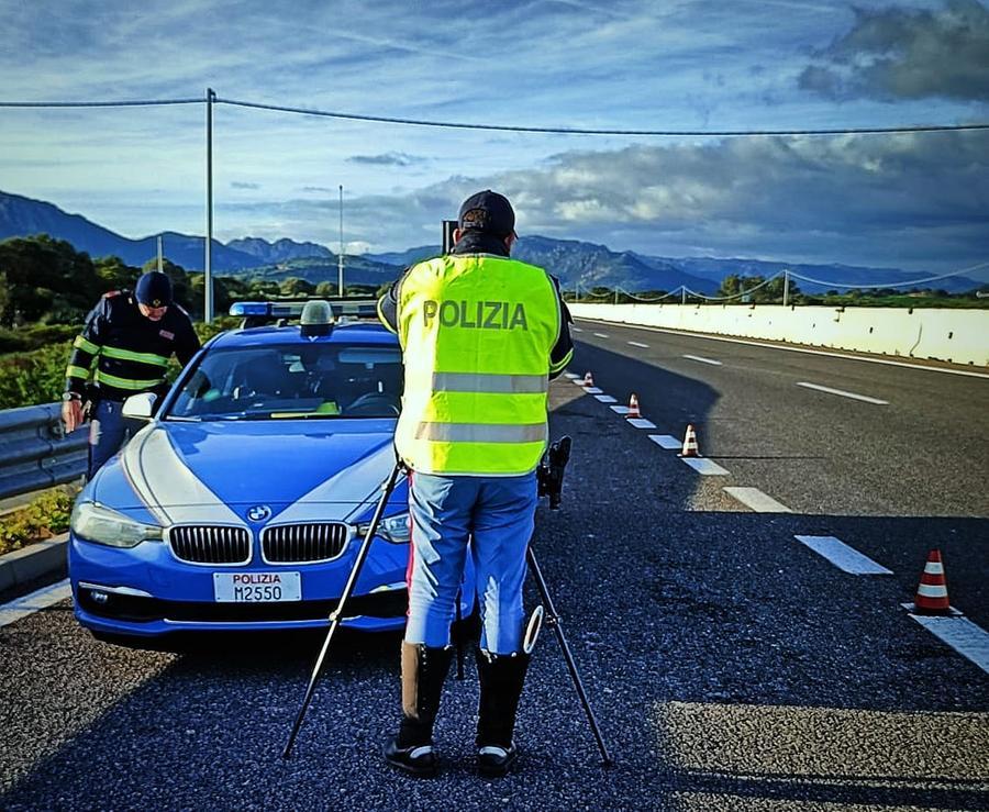 Sassari, ubriaco a 200 km/orari sulla Sassari-Olbia: è uno dei 12 sanzionati nell’ultimo fine settimana dalla polizia stradale