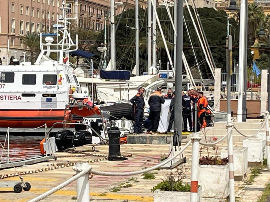 
	La Guardia costiera impegnata nel recupero dell'uomo annegato&nbsp;<em>(foto Mario Rosas)</em>

