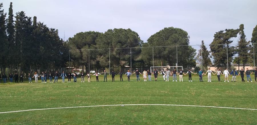 
	La catena umana dei ragazzi per Ilaria Salis

