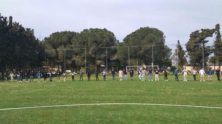 La catena umana dei ragazzi per Ilaria Salis