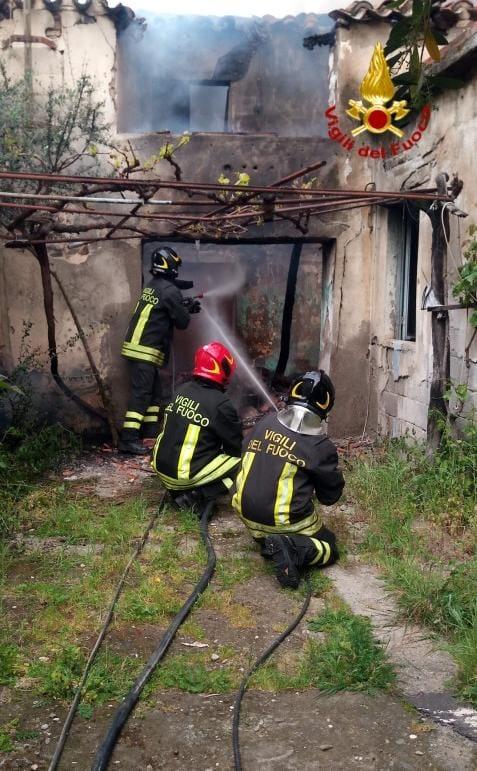 Incendio distrugge una casa su due piani a Villaputzu: in salvo l’anziano proprietario
