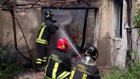 Incendio distrugge una casa su due piani a Villaputzu: in salvo l’anziano proprietario