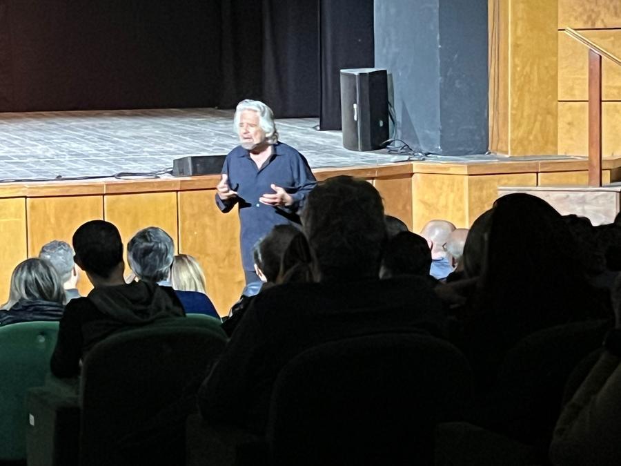 Beppe Grillo a Cagliari “Io sono un altro”: solita comicità, i trascorsi politici relegati sullo sfondo