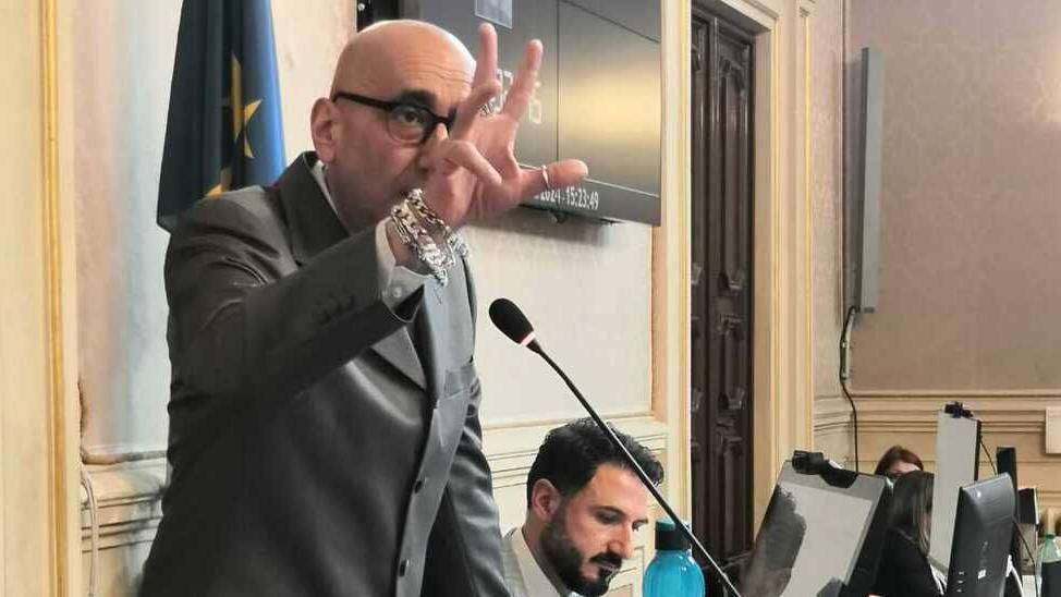 Livorno, il presidente del consiglio comunale sul caos in aula: «Ho rispettato il regolamento, grave occupare»