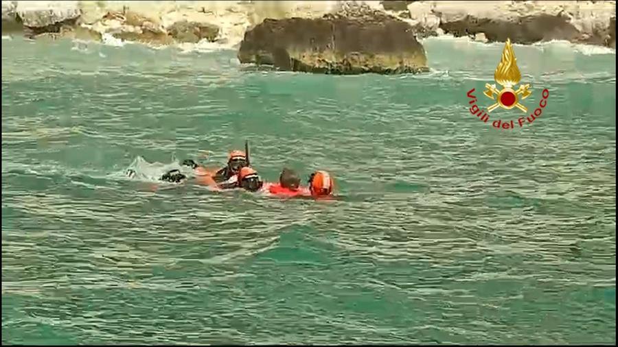 Sbalzate dal gommone davanti a Cala Fighera a Cagliari: due ragazze salvate dai sommozzatori dei vigili del fuoco