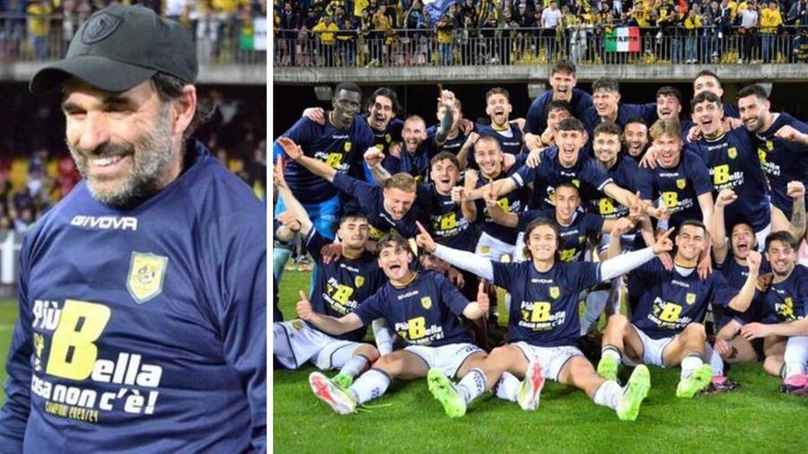 Guido Pagliuca e l'esultanza dei giocatori della Juve Stabia neopromossi in Serie B