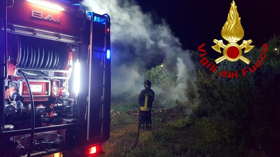 Notte di fuoco in Gallura: incendi a Sotza e Punta Marana, distrutto dalle fiamme un pick up a Loiri Porto San Paolo