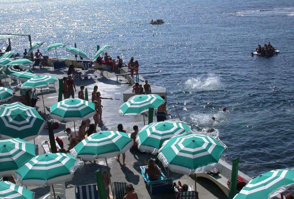 Livorno, sarà una estate più salata: rincari in cinque bagni su sette. Le tariffe di tutti gli stabilimenti