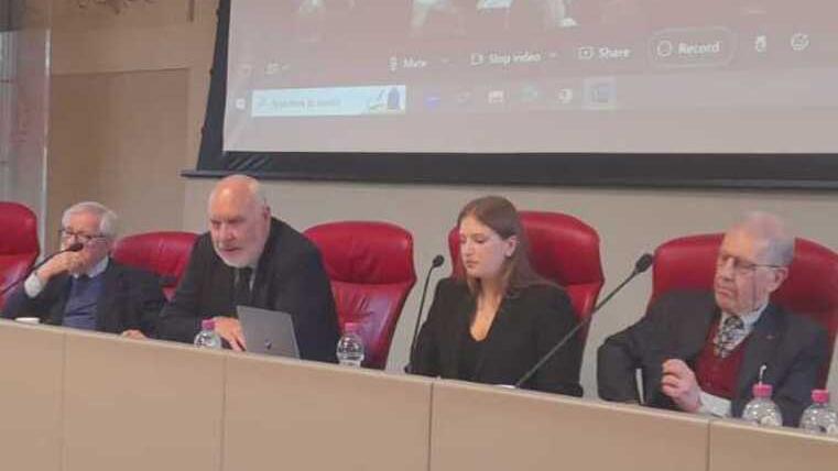 No manganelli, alla scuola Sant’Anna di Pisa nasce il fronte degli accademici. Il professor Settis: «Tendenza a creare conformismo con la violenza»