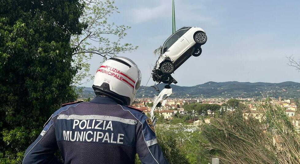 Vola con l’auto dal viadotto e scappa, rintracciato e multato dalla municipale. I motivi della sanzione