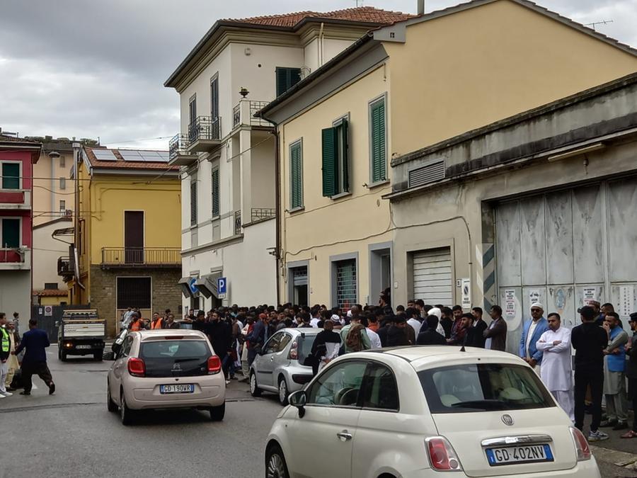 
	Fedeli musulmani in via Livi

