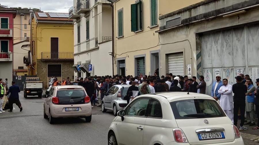 Fedeli musulmani in via Livi
