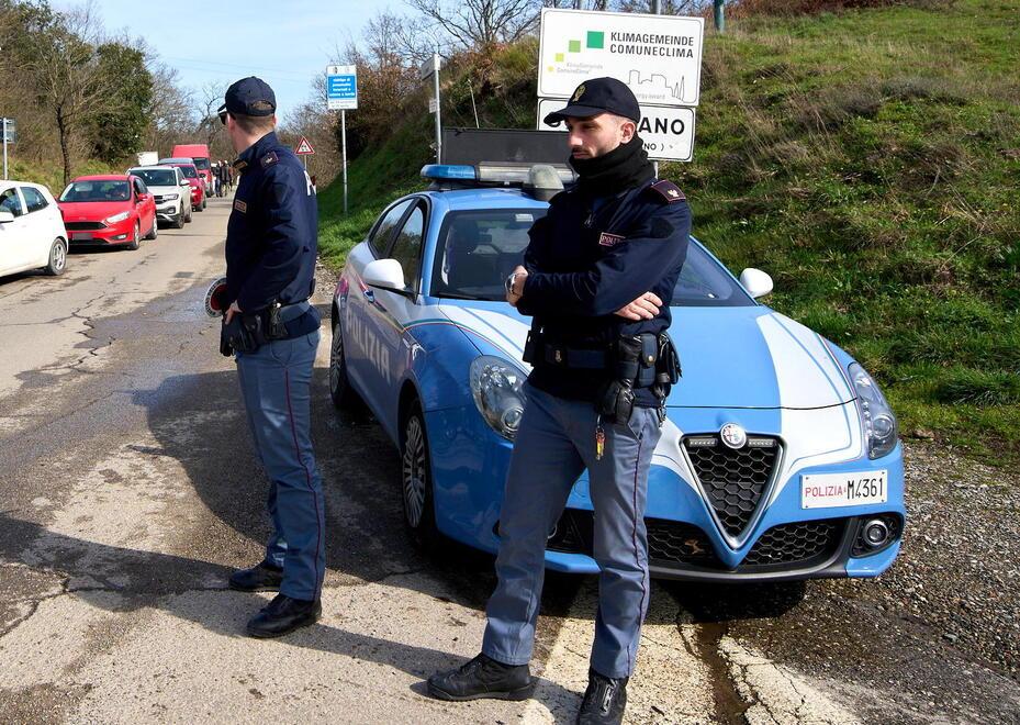 Empoli, 20enne arrestato per violenza sessuale: avrebbe palpeggiato tre donne
