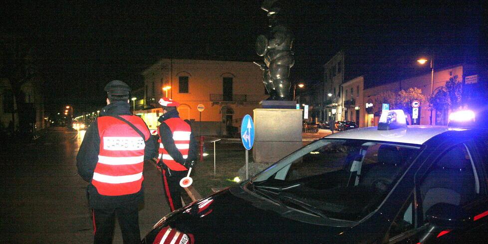 Pietrasanta, spari nella notte al Pollino: pattuglia intercetta una macchina rubata e scatta l’inseguimento
