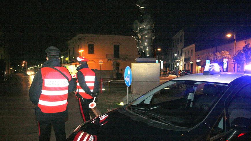 Pietrasanta, spari nella notte al Pollino: pattuglia intercetta una macchina rubata e scatta l’inseguimento