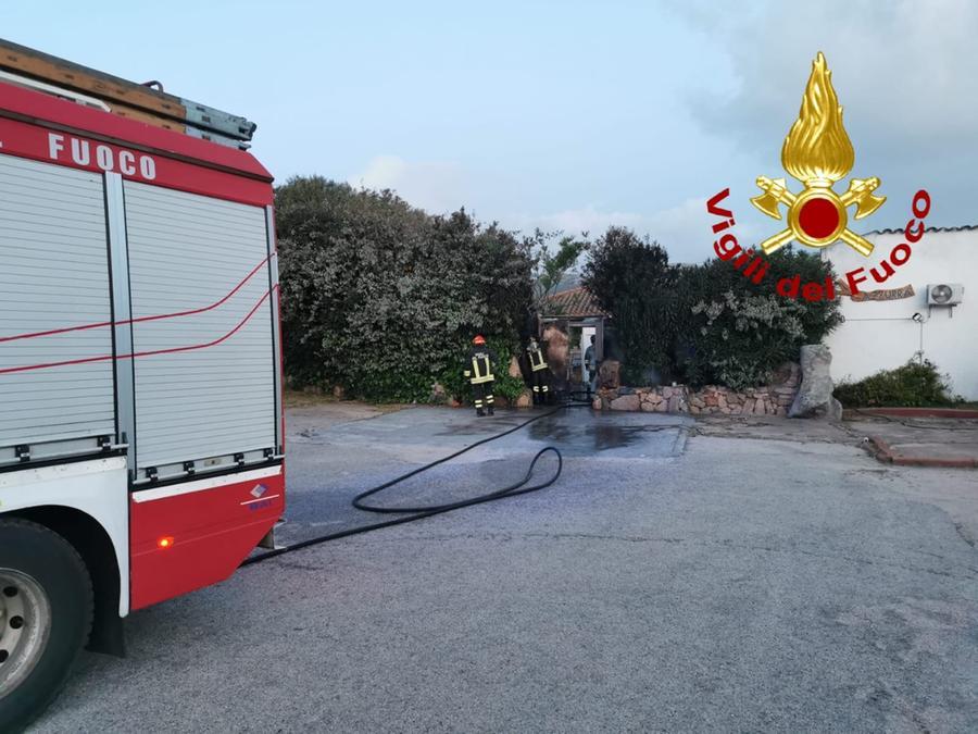 Arzachena, rogo all’esterno di un night club. Danneggiato il portone