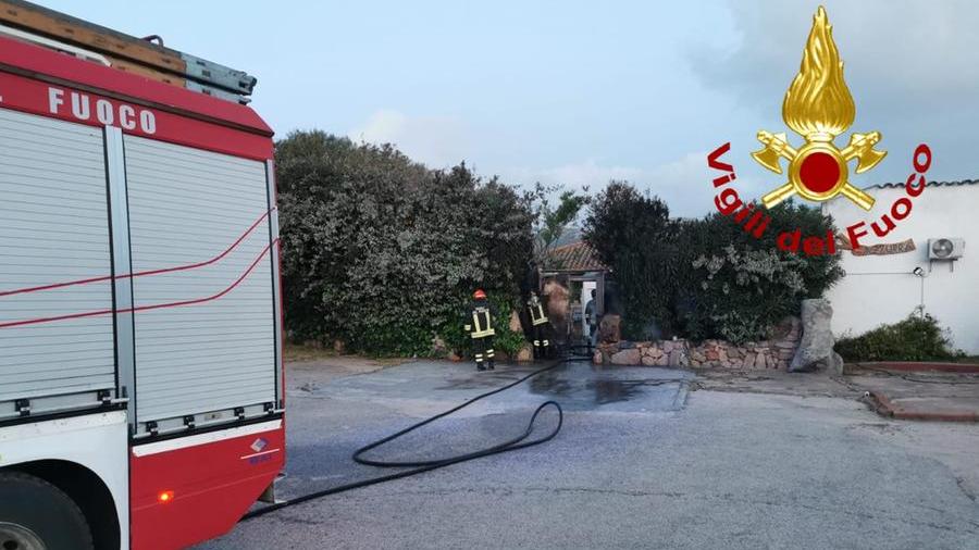 Arzachena, rogo all’esterno di un night club. Danneggiato il portone