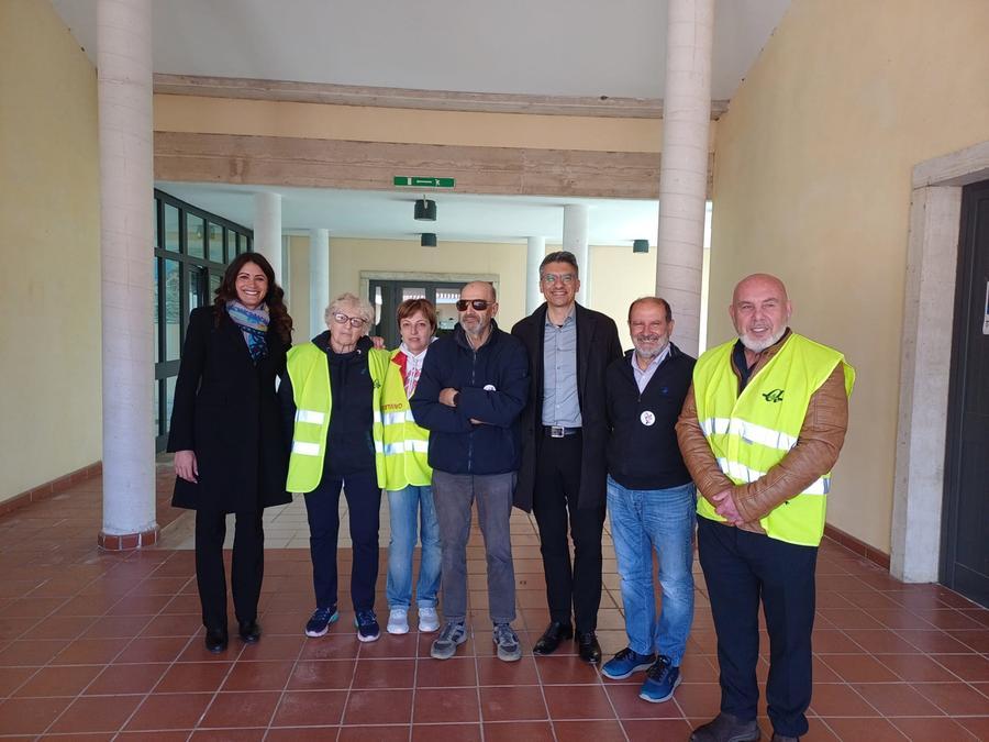 
	Il sindaco Abis con i volontari

