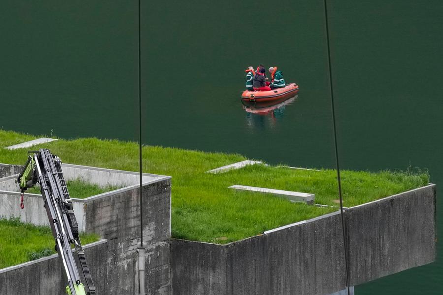 La strage degli operai nella centrale. Tre vittime accertate, quattro i dispersi. Ma l'acqua continua a salire