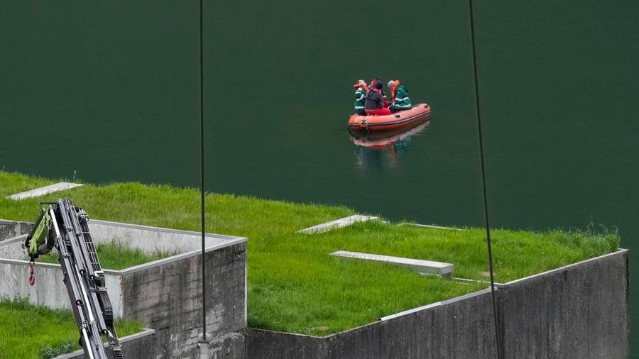 La strage degli operai nella centrale. Tre vittime accertate, quattro i dispersi. Ma l'acqua continua a salire