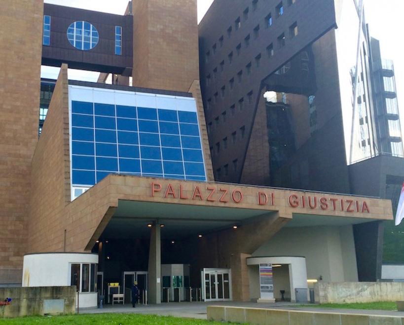 Botte al figlio di 2 anni che fa i capricci: i lividi sul corpo e la segnalazione delle maestre<br>
