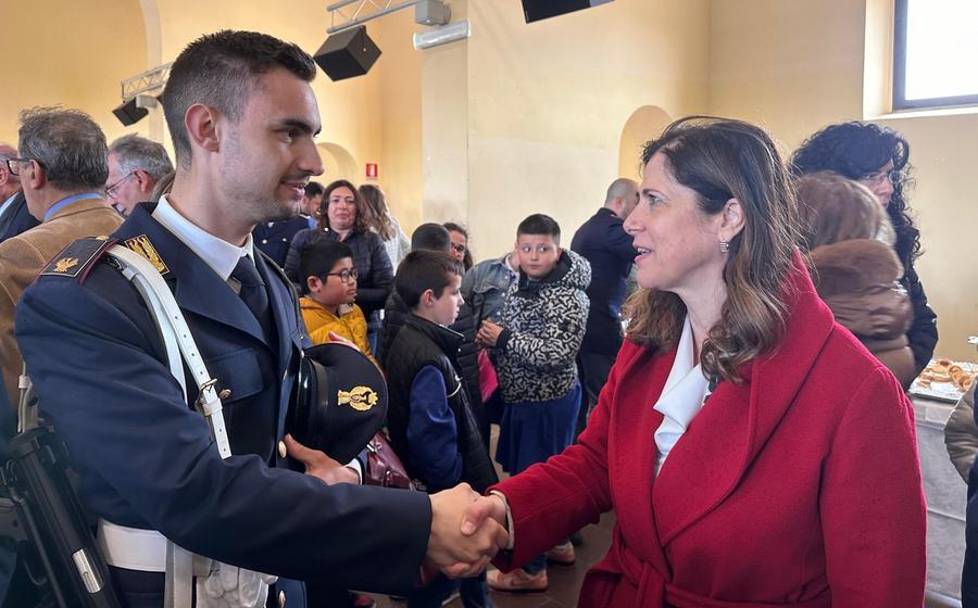 Prima uscita ufficiale di Alessandra Todde alla festa della polizia a Macomer