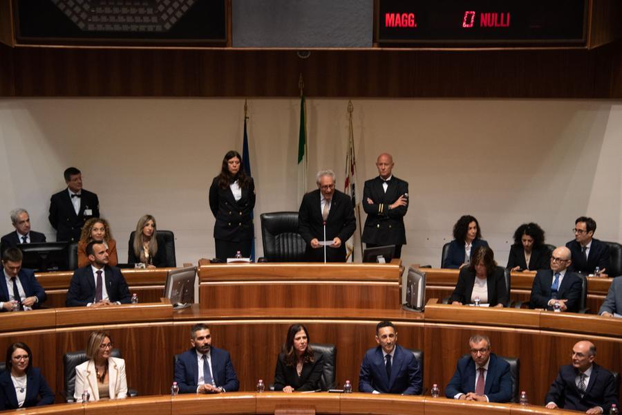 Al via la legislatura Todde, standing ovation in aula