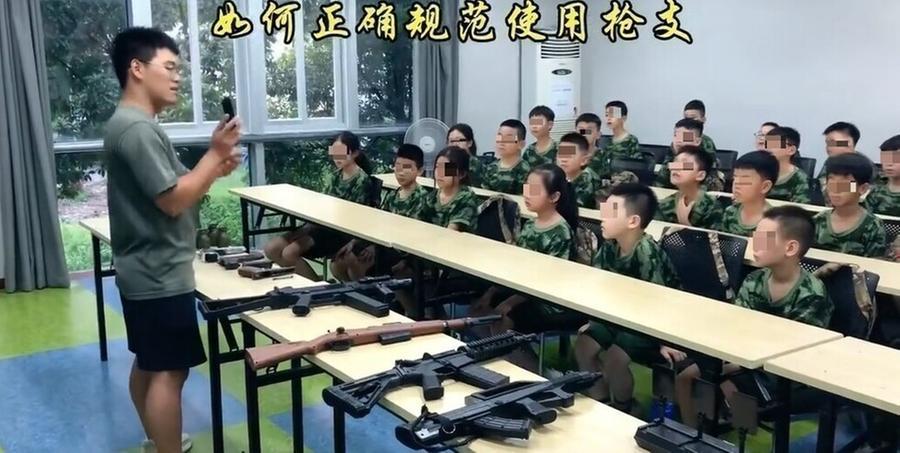 Al centro estivo si impara come maneggiare le armi: su WeChat le proposte per i bambini cinesi di Prato