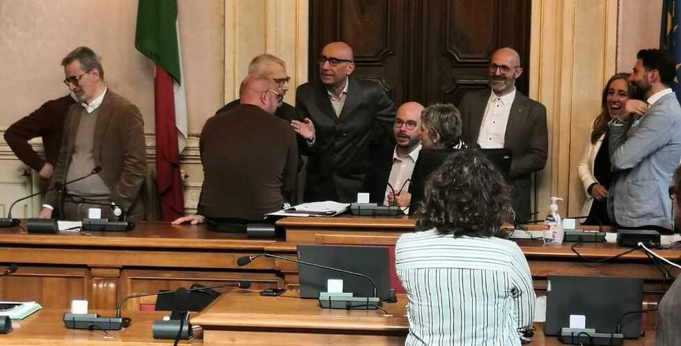 Livorno, caos in consiglio comunale: informativa verso la Procura